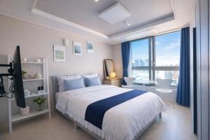 a bedroom with a large bed and a large window at 대구 동성로 스타비앤비 in Hyomoktong-Ilgu