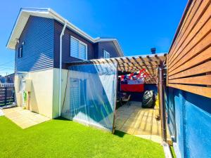 a view of a house with a screened in backyard at Acogedora casa cerca del mar in San Pedro de la Paz +3 photos