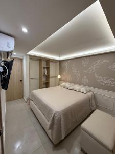 a bedroom with a bed and a wall with drawings on it at Aerobeach Apartments in Cartagena de Indias