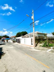 an empty street with a white building and a street light at PC 5 a 50 mts de la playa in Río San Juan +4 photos