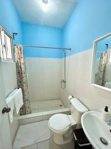 a bathroom with a toilet and a shower and a sink at PC 5 a 50 mts de la playa in Río San Juan