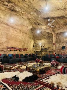 a room with couches and a rock wall at Moon view in Disah