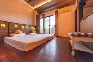 a room with two beds in a room at Lambo Stay Inn in Toucheng