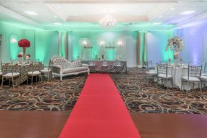 a room with a red carpet and a room with tables and chairs at Clarion Hotel BWI Airport Arundel Mills in Hanover +67 photos