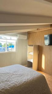 a bedroom with a bed and a window at Hospedaje Avenida in Puerto Montt