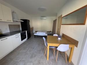 a kitchen and dining room with a table and chairs at Studio tout équipé à la nuitée ou plus,proche aéroport Bastia in Lucciana +1 photo