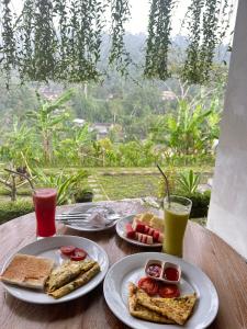 a table with two plates of food and two drinks at Chez Lepusa in Sidemen