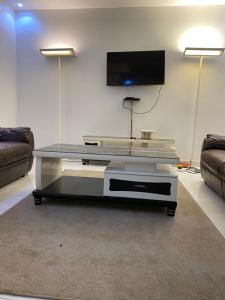 a living room with a tv and a coffee table at FassoImmoPrestige in Tambacounda