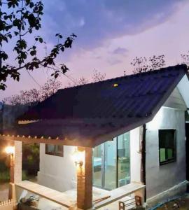 a small house with a large roof at ดงสัก สไตล์ป่า ไทรโยคน้อย in Ban Phu Pla Kang
