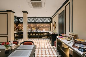 a restaurant with aasteryasteryasteryasteryasteryasteryasteryasteryasteryasteryasteryastery at Quatorze Hotel in Hanoi
