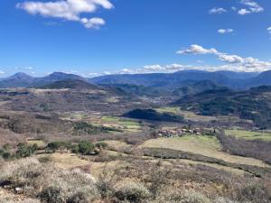 a view of the mountains from the top at Au pied du plateau in Campagne-sur-Aude +1 photo