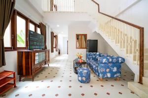 a living room with a couch and a tv at Linh Lan Homestay in Phan Thiet