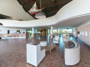 a large lobby with white chairs and tables at Flat no Beach Class Resort in Porto De Galinhas