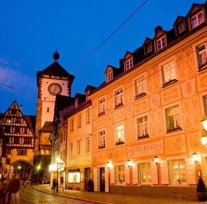 un edificio con una torre de reloj en una calle en Zum Roten Bären, en Freiburg im Breisgau