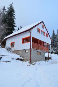 uma casa na neve com neve em Orange House em Harghita-Bai