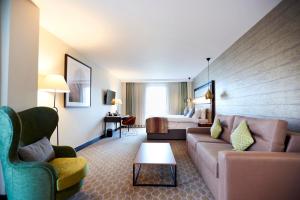 The Warwickshire Hotel and Country Club tesisinde bir oturma alanı