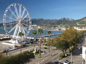 una noria en una ciudad junto a un cuerpo de agua en Conte di Morelia, en Salerno