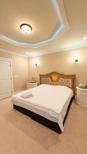 a bedroom with a large bed in a room at Luxury Private house in Richmond