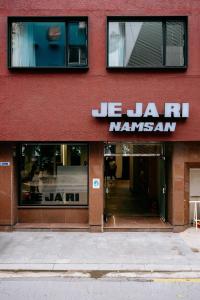 a red building with a sign that reads le jalan manemen at JE JA RI Stay in Seoul