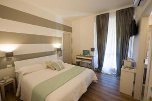 サルザーナにあるSuite Simonettaのベッドルーム1室(ストライプの壁のベッド1台付)