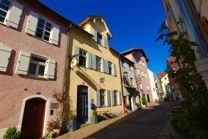 una calle en una ciudad con edificios coloridos en Old Kings Design Hostel, en Füssen
