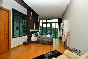Postel nebo postele na pokoji v ubytování Bukit Pool Villas - SHA Extra Plus + 33 fotografií