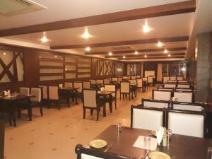 Hotel Sarthak餐厅或其他用餐的地方