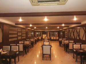 Hotel Sarthak餐厅或其他用餐的地方