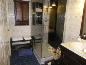 un baño con ducha y lavabo en Atocha Palace, en Madrid 21 fotos más