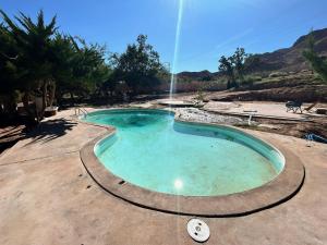 a small pool of water with a fountain at Kit inn Wetrock in Moab