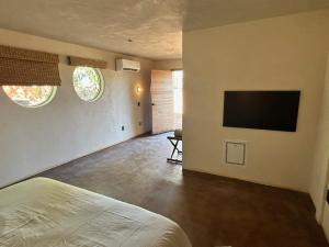 a bedroom with a bed and a flat screen tv at Kit inn Wetrock in Moab