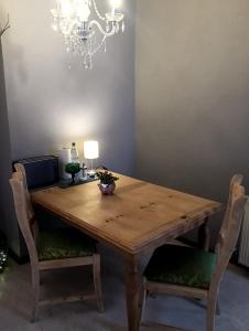 a dining room table with chairs and a chandelier at Kleines Häuschen am RheinSteig in Kaub