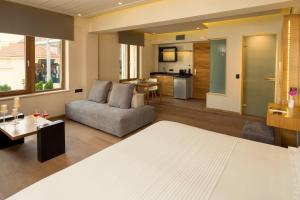 Ruang duduk di Querini Luxury Suites