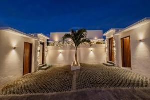 a palm tree sitting on the side of a building at Nyaman lima Villas in Canggu