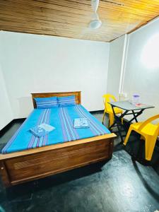 a bed in a room with a table and a bed gmaxwell gmaxwell gmaxwell at evol Hotel Battaramulla in Battaramulla