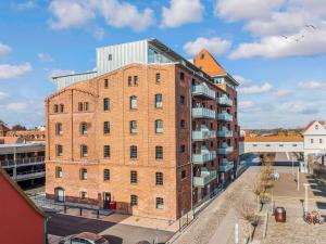 an old brick building with a building at Lütt Haven in Barth +37 photos