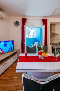 Telewizja i/lub zestaw kina domowego w obiekcie Rainbow apartments