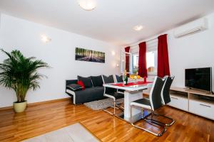 Telewizja i/lub zestaw kina domowego w obiekcie Rainbow apartments