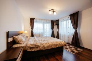 En eller flere senge i et værelse på Serban Cottage