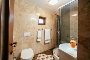 Et badeværelse på Serban Cottage + 17 billeder