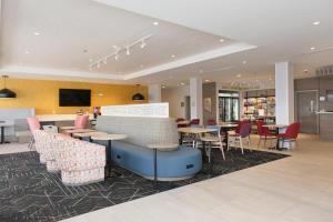 a restaurant with tables and chairs in a cafeteria at Home2 Suites By Hilton Lima in Lima