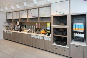 a restaurant with a counter in a store at Home2 Suites By Hilton Lima in Lima