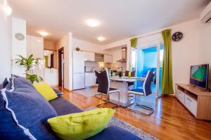 Telewizja i/lub zestaw kina domowego w obiekcie Rainbow apartments