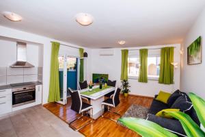 Kuchnia lub aneks kuchenny w obiekcie Rainbow apartments