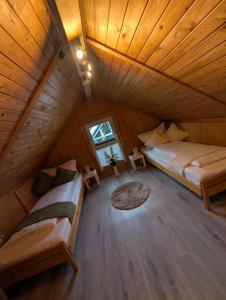 an attic room with two beds and a window at KREIDESEE 47 - Hemmoor in Hemmoor