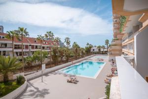 an overhead view of the pool at a resort at Playa Honda Design, Comfort & Pool in Playa de las Americas