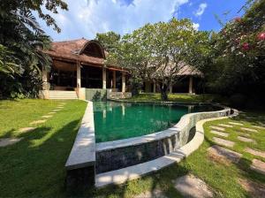 a swimming pool in the yard of a house at Villa dengan pemandangan kolam renang in Canggu