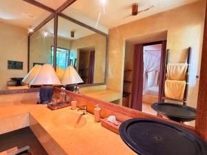 a bathroom with a sink and a large mirror at Villa dengan pemandangan kolam renang in Canggu