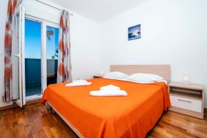 Łóżko lub łóżka w pokoju w obiekcie Rainbow apartments