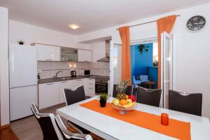 Kuchnia lub aneks kuchenny w obiekcie Rainbow apartments